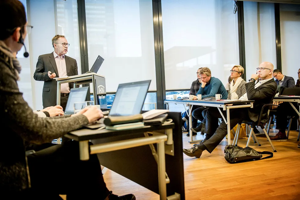John Arne Markussen, ansvarlig redaktør i Dagbladet, t.v. holdt et innlegg der han kritiserte NRKs dominans på nettet. Thor Gjermund Eriksen, kringkastingssjef til høyre. Foto: Gorm K. Gaare