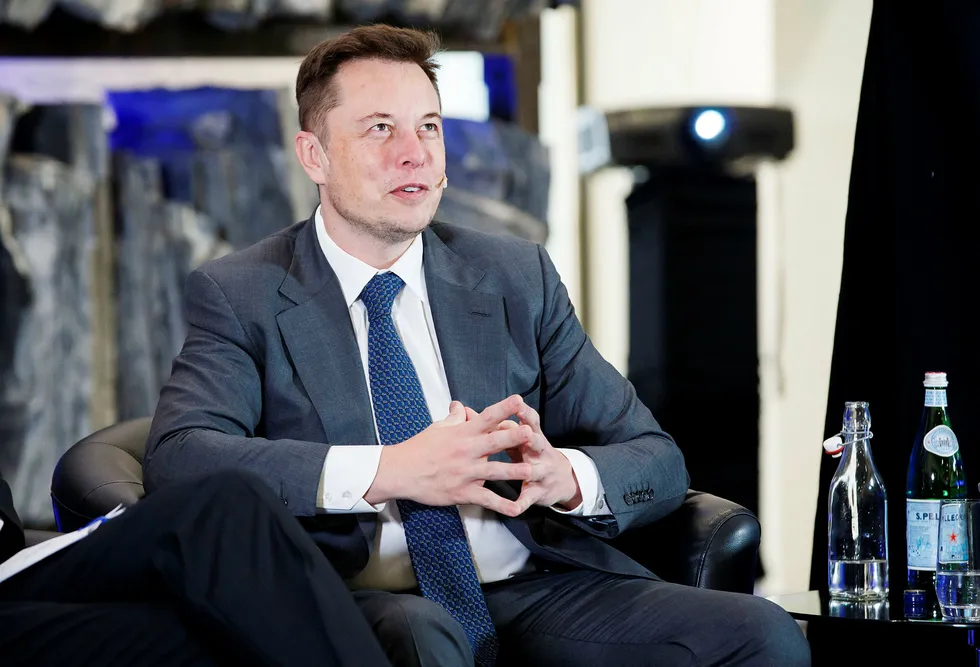 Toppsjef Elon Musk i Tesla Motors hjelper myndighetene i Sør-Australia med å løse en energikrise. Foto: Heiko Junge, NTB Scanpix