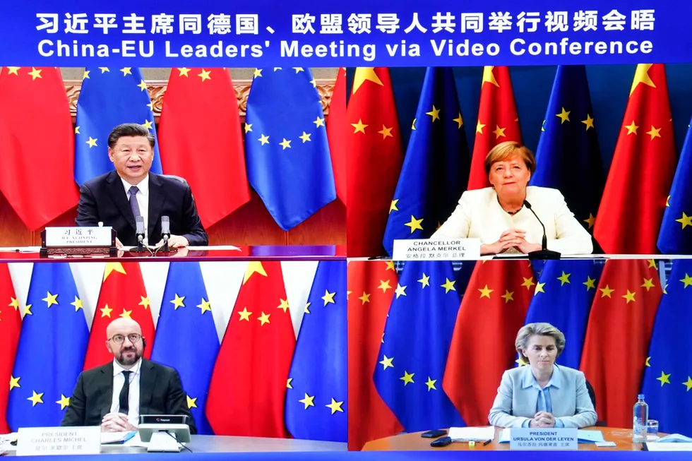 Et virtuelt toppmøte mellom EU og Kina tidlig i høst ble ikke som håpet. Nå er det blitt mer fart på forhandlinger om en investeringsavtale. Øverst Kinas president Xi Jinping og Tysklands kansler Angela Merkel. Nederst EU-president Charles Michel og president for Europakommisjonen Ursula von der Leyen.