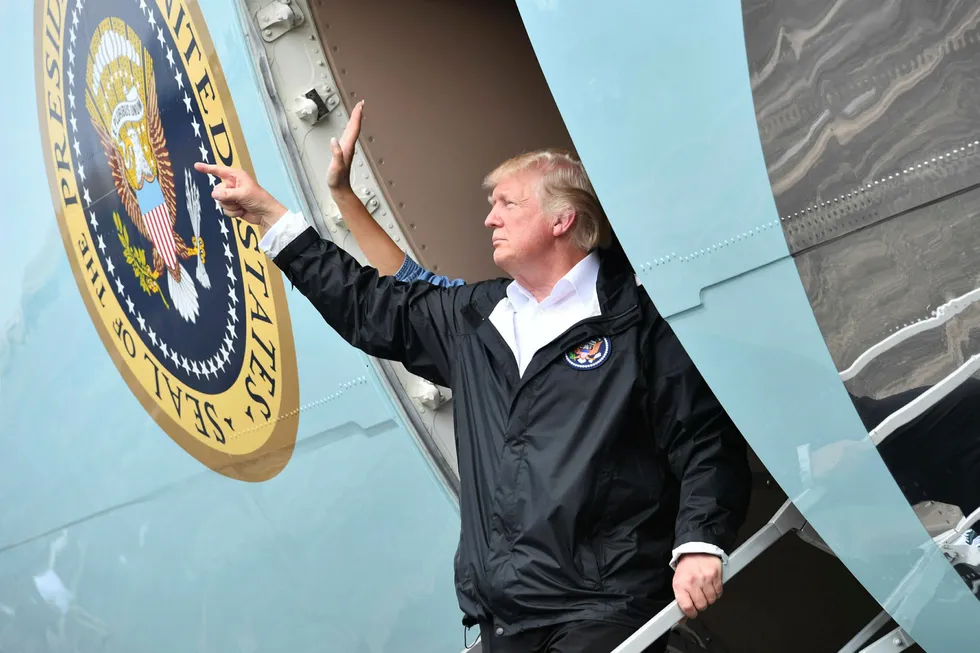 President Donald Trump på vei til områder skadet av orkanen Harvey 2. september. Nå vil han kvitte seg med migrantamnestiet DACA. Foto: NICHOLAS KAMM/AFP/NTB Scanpix