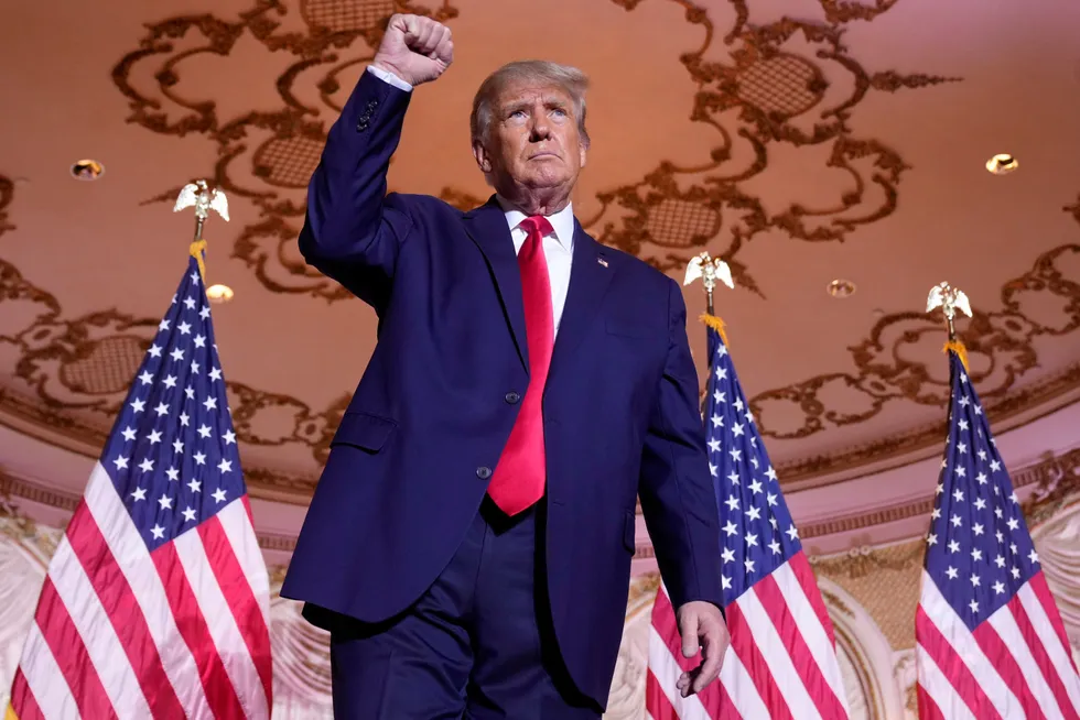 Tidligere president Donald Trump gestikulerer etter at han har erklært seg som kandidat til presidentvalget i 2024.