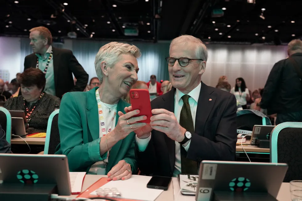 LO-leder Peggy Hessen Følsvik og statsminister Jonas Gahr Støre (Ap) ler godt under LO-kongressen. Er det de siste ledighetstallene de ser på, mon tro?