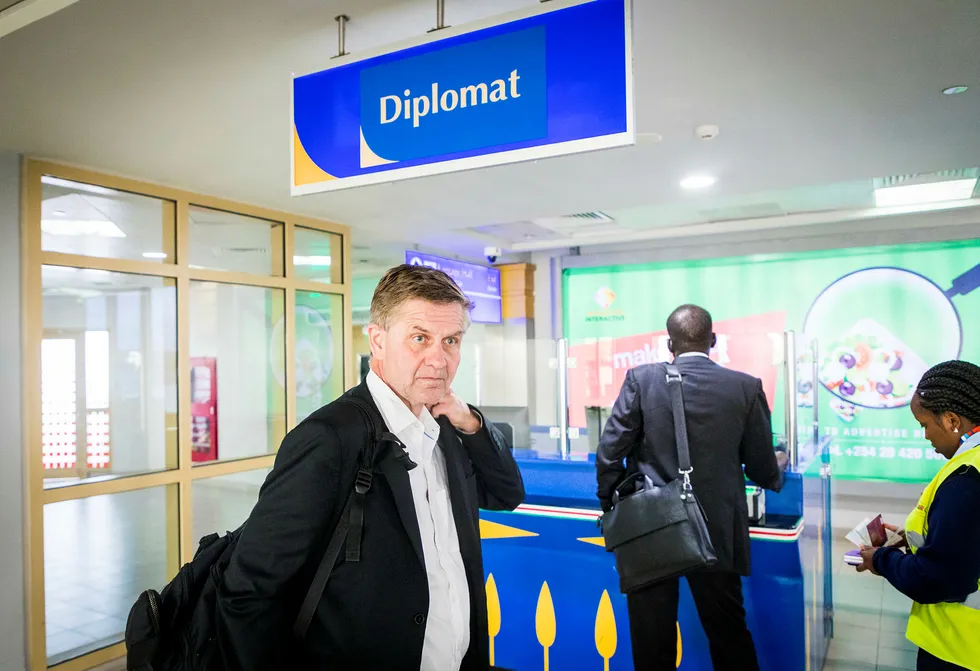 Erik Solheim hadde en høy internasjonal profil, fløy mye – men var nok ikke like opptatt av å lede medarbeiderne. Her er han avbildet på flyplassen i Nairobi.