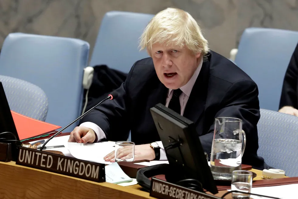 Boris Johnson ber David Cameron vurdere å gå for jobben som Natos neste generalsekretær, men landets tidligere statsminister stiller seg skeptisk til tanken, skriver Financial Times. Foto: Richard Drew / AP / NTB Scanpix