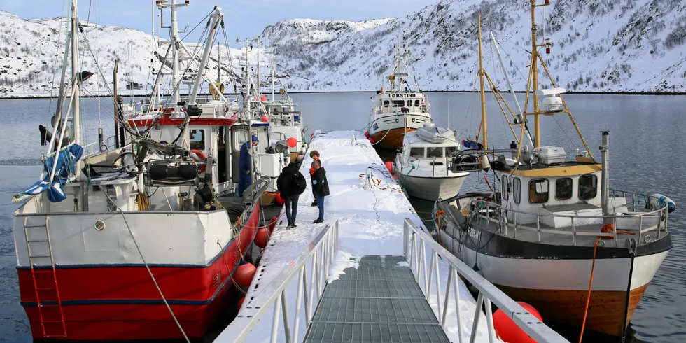 Fiskebåter til kai ved Rebbenes Fisk, tidligere Løksfjordbruket på Rebbenesøy.