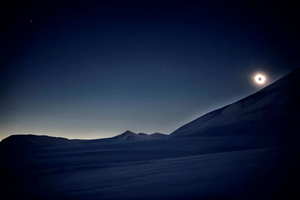 Mandag vil solformørkelsen i USA koste amerikanske arbeidsgivere store penger. Her fra solformørkelsen på Svalbard i 2015. Foto: Gunnar Blöndal