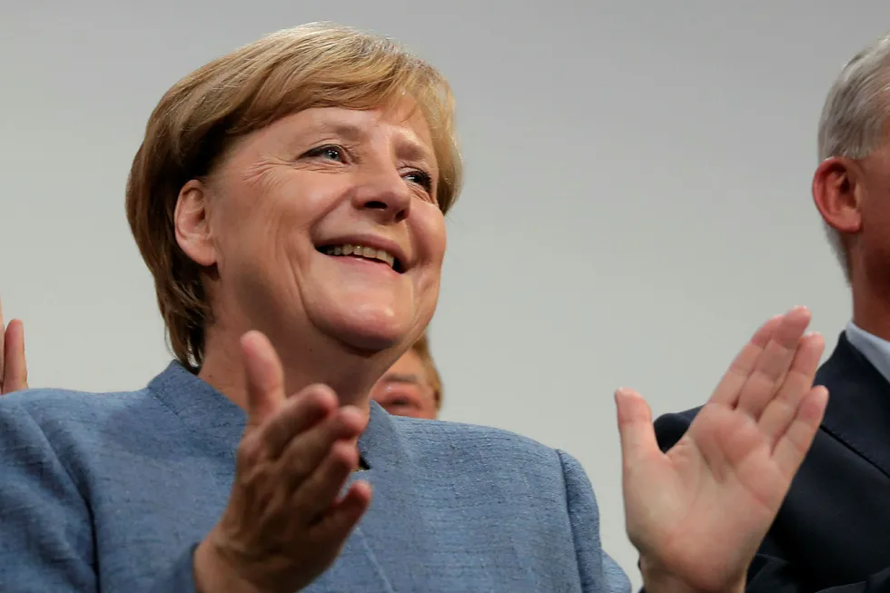Forbundskansler Angela Merkel feirer valgseieren i Berlin søndag. Nå dreier alt seg om forhandlingene om ny regjering. Foto: Markus Schreiber/AP/NTB Scanpix
