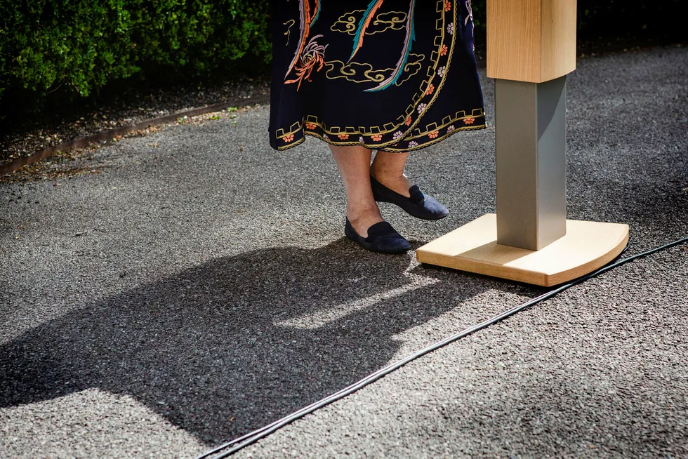 Opposisjonen var det ikke så farlig med. Det var noe annet som plaget statsminister Erna Solberg da hun holdt sin oppsummerende pressekonferanse før sommeren i hagen utenfor regjeringens representasjonsanlegg. Foto: Sebastian S. Bjerkvik