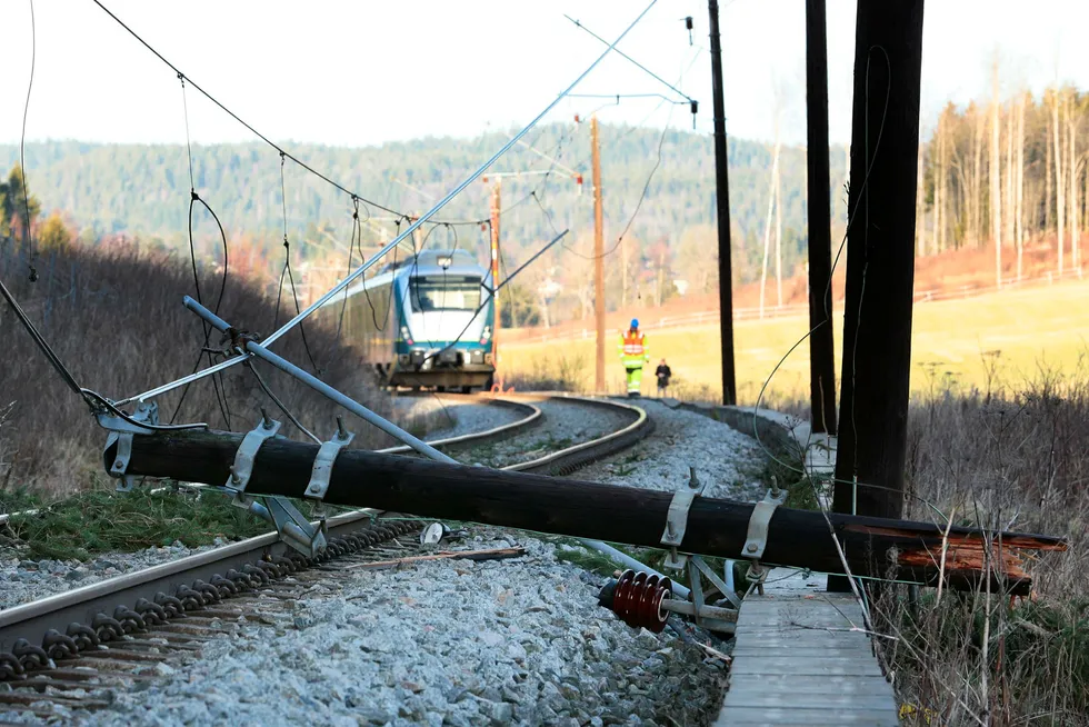 Kjøreledningen er for lav for toetasjes tog. Selv uten at ledningene har falt ned, slik som her på dette bildet fra Østfold i 2013. Foto: Håkon Mosvold Larsen/NTB Scanpix
