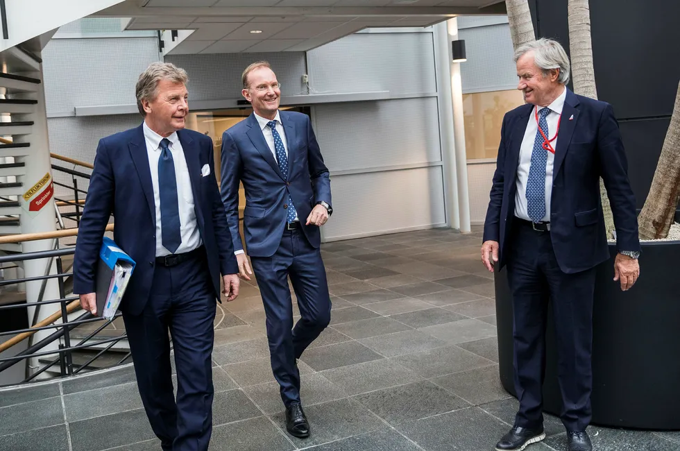 Norwegians nye styreleder Niels Smedegaard (i midten) møtte eierne på Fornebu tirsdag kveld. Her med avtroppende styreleder Bjørn H. Kise (til venstre) og toppsjef Bjørn Kjos.