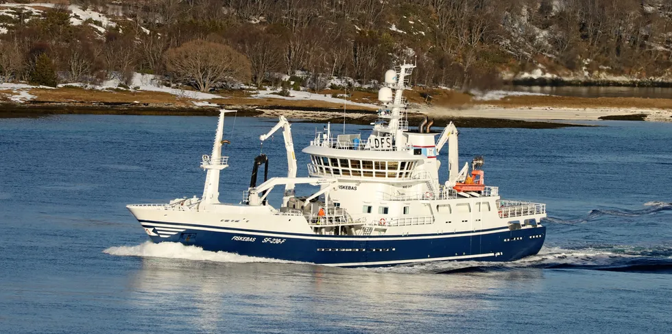 «Fiskebas» fotografert i Tjeldsundet i formiddag med kurs sørover for levering av 970 tonn lodde hos Brødrene Sperre.
