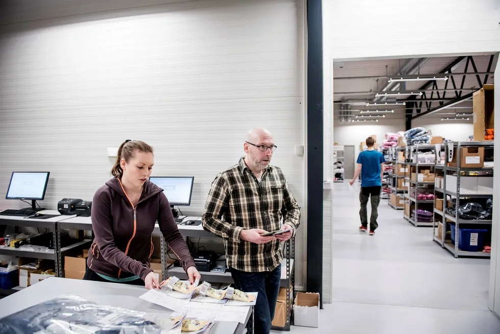 Daglig leder i Hekta på tur Rune Tangen Kjeldsen har startet et nytt nettbutikk-eventyr. Datteren Lena Charlotte Kjeldsen jobber også i nettbutikken som selger friluftsutstyr.
