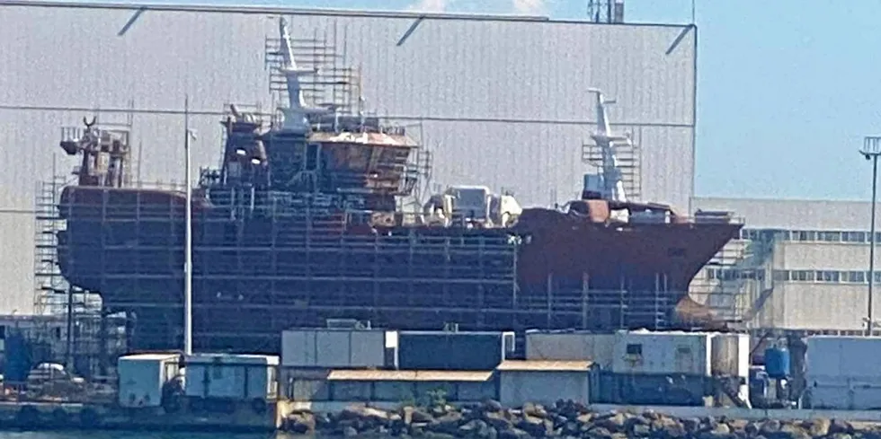 Her ligger nye «Radek» ved Özata Shipyard i Yalova i Tyrkia, ifølge rederne uten fremdrift.
