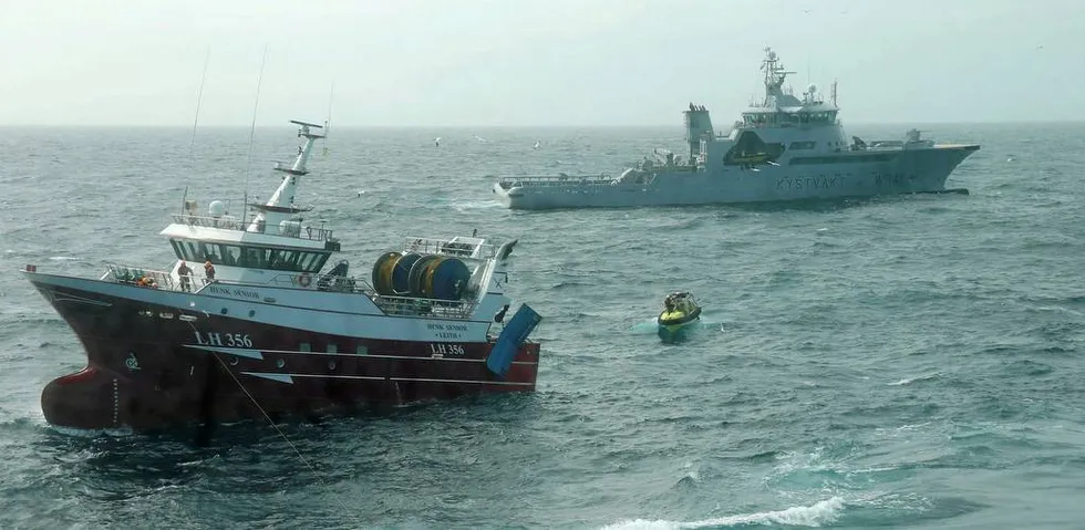 KONTROLL: Den skotske trålere «Henk Senior» bordes her fra Kystvaktens KV «Bergen» etter fiske i norsks sone i Nordsjøen uten gyldig fisketillatelse.Foto: Kystvakten