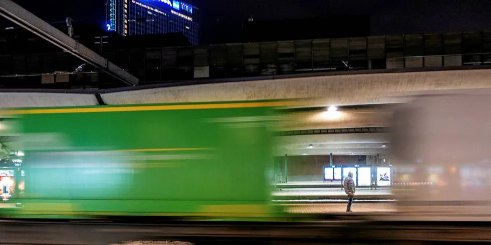 IGJEN PÅ PERRONGEN: Et NSB Cargo Net tog passer gjennom Oslo S. Troms og Finnmark mener de har stått alene tilbake på perrongen i norsk jernbanepolitikk.Foto: Per Thrana