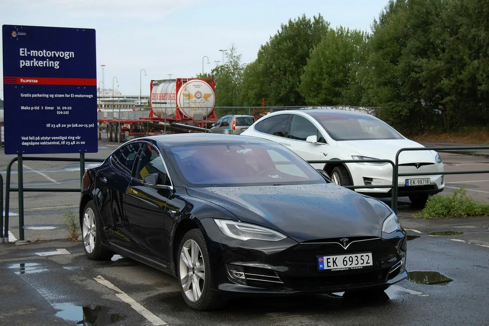 Tesla Model S (foran) og Model X (bak) begynner å dra litt på årene.