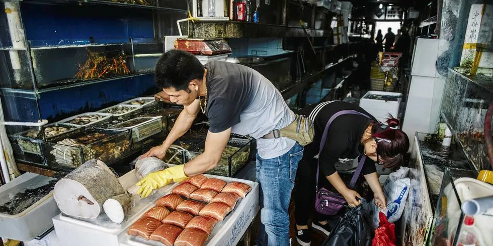 NORSK LAKS: På fiskemarkedet i Shanghai hadde norsk laks 90 prosent av markedet før 2010. Mye av laksen solgt de siste årene har imidlertid også vært norsk laks smuglet inn i Kina, via Vietnam og Hong Kong.Foto: Fartein Rudjord