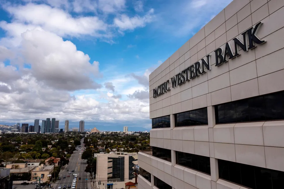 Pacwest, eller Pacific Western Bank, har hovedkontor i Los Angeles og er som de andre utsatte bankene kategorisert som en «regionbank».