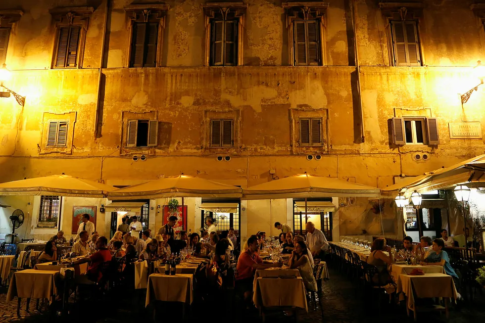 Italienerne har god helse til tross for at landet sliter med økonomien. Bildet er fra en restaurant i Roma. Foto: Stefano Rellandini/Reuters/NTB Scanpix