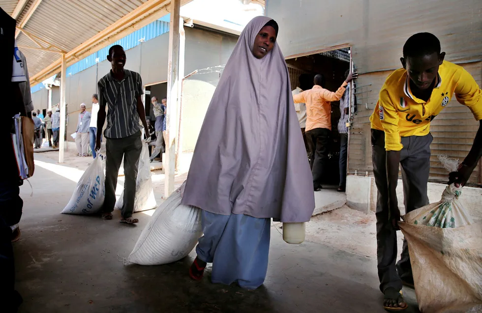 Subsidier er noen ganger nyttig, men like sikkert er det at det er vanskelig. Slike penger i for stort omfang og brukt av ikke kompetente offentlige organ kan også gjøre skade. Mumna Sheik henter her mat til sin familie i Dadaab flyktningleir i Kenya.
