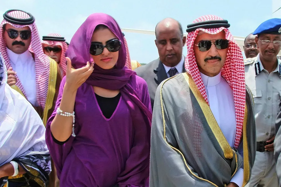 Prins Al-Waleed bin Talal, nevø av Saudi-Arabias konge Abdullah, skal være blant personene som ble arrestert lørdag kveld. Her et arkivfoto av Al-Waleed bin Talal med hans kone prinsesse Amira. Foto: Farah Abdi Warsameh/AP/NTB Scanpix