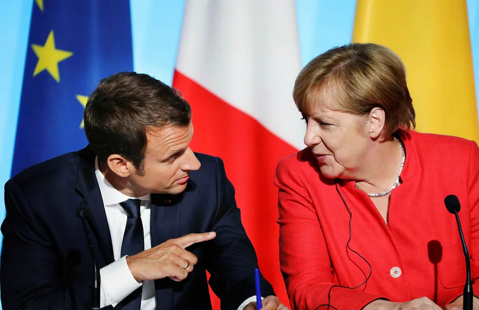 Frankrikes president Emmanuel Macron og Tysklands forbundskansler Angela Merkel vil legge hindringer for kinesiske oppkjøp i EU, men møter motstand fra de små EU-landene. Foto: Ludovic Marin/AFP/NTB Scanpix