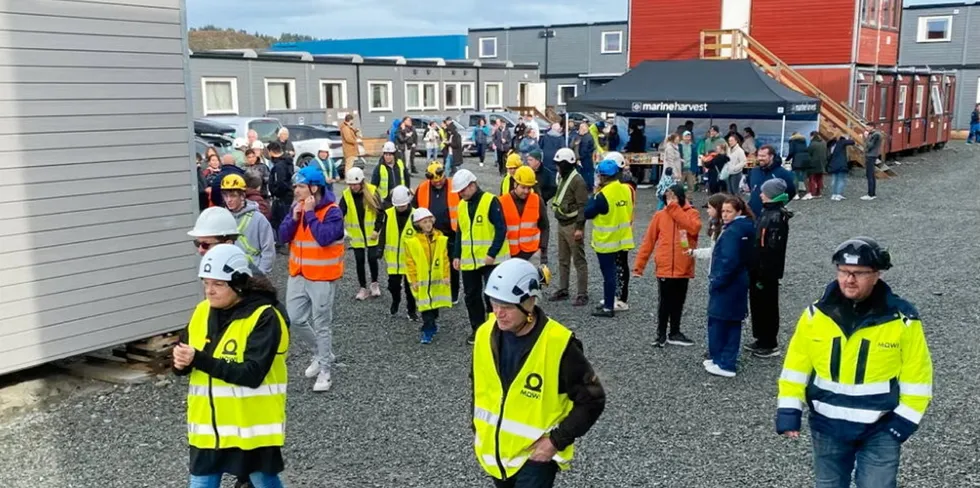 Ansatte ved Mowi Ulvan og deres familier fikk i helgen omvisning på sin framtidige arbeidsplass på Jøsnøya.