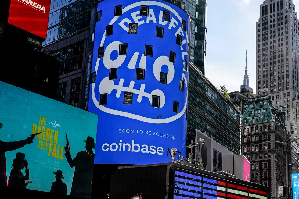 Coinbase på Nasdaqs skjerm på Times Square i New York i november 2021.