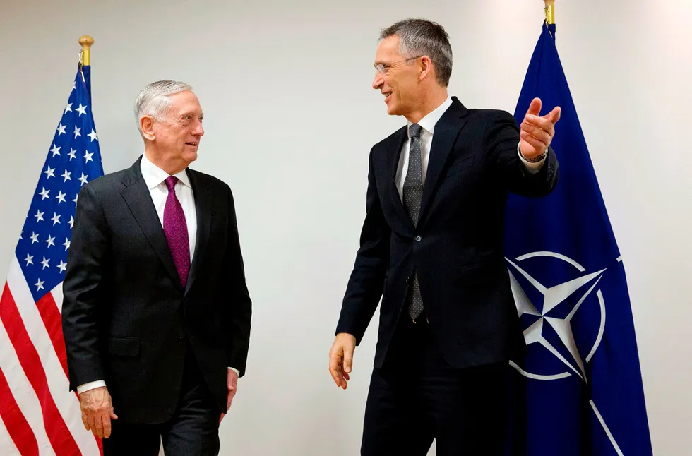 USAs forsvarsminister James Mattis (til venstre) fikk onsdag rapporter fra Nato-allierte om deres forsvarsplaner. Ikke all rapportering var like pålitelig. Her sammen med Natos generalsekretær Jens Stoltenberg. Foto: Virginia Mayo/AFP/NTB Scanpix