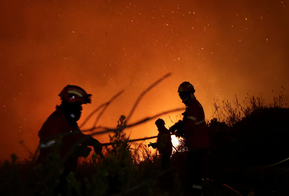 Brannmannskap i Portugal forsøker å slukke en brann ved Obidos, Portugal tidlig mandag morgen. Foto: Armando Franca / AP / NTB Scanpix