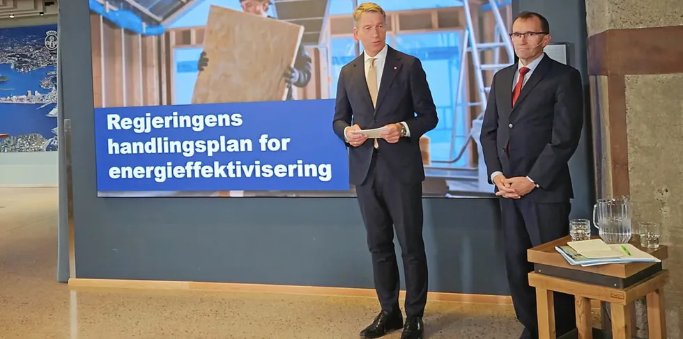 Terje Aasland og Espen Barth Eide presenterte regjeringens handlingsplan for energieffektivisering - med stort fokus på strømsparing.