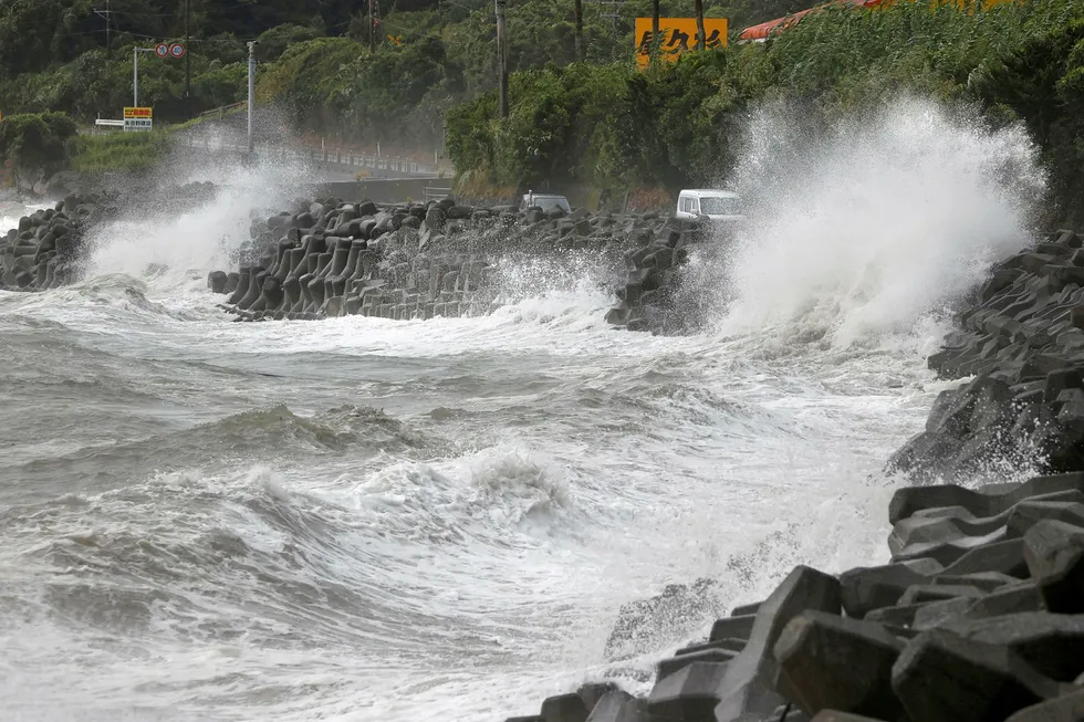 Tyfonen Haishen nærmer seg Busan i Sør-Korea etter å ha brakt kraftig nedbør og vindkast over det sørlige Japan søndag.