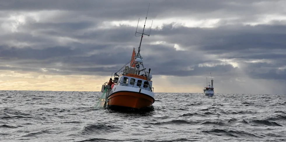 Fortsatt velger flere fiskere å fiske uten gyldig fartøyinstruks. Disse to båtene, fotografert på Lofothavet nylig, har imidlertid ingen ting med denne saken å gjøre.