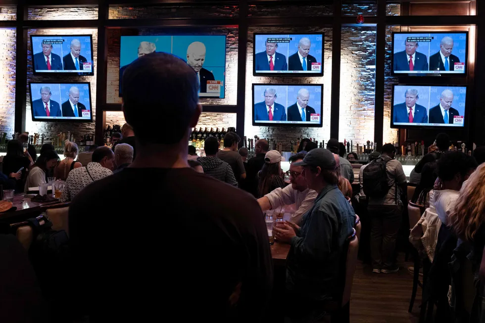 Amerikanere fulgte den første presidentdebatten i natt. Her fra Old Town Pour House i Chicago.