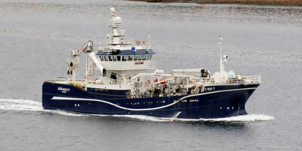 Om bord på kystnotbåten «Båragutt» er skipper Knut Henriksen godt fornøyd med høstens sildefiske.