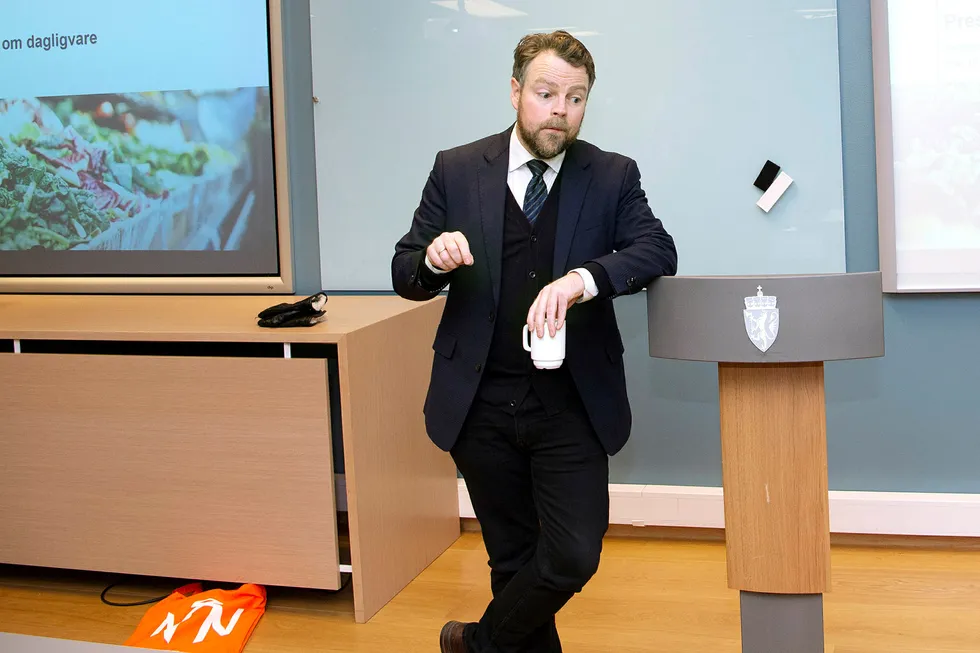 Næringsminister Torbjørn Røe Isaksen mottok fredag rapporten om prisdiskriminering.