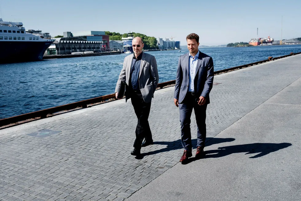 Administrerende direktør Jostein Aleksandersen i Neodrill (til venstre) forbereder seg på en rettslig batalje med Statoil. Her sammen med sin advokat Kyrre Tangen Andersen i Kluge advokatfirma. Foto: Tommy Ellingsen