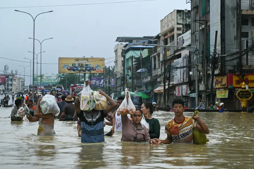 Hvis Norge og petrostatene i Gulfen gikk med på en frivillig avgift på tre prosent på sine oljeeksportinntekter ville det innbringe 25 milliarder dollar til finansiering av klimatiltak i fattige land, ifølge Gordon Brown. Bildet: Flom i Bago i Myanmar i oktober i år.