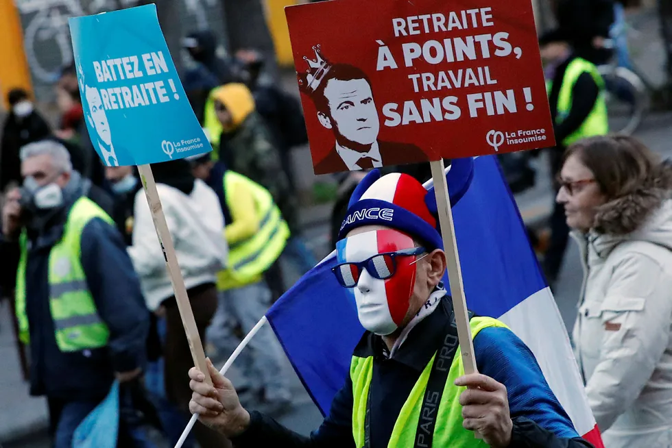 Demonstranter protesterte lørdag mot de planlagte pensjonsreformene i Frankrike. Frankrikes statsminister Édouard Philippe oppfordrer fagforeningene i landet til å avslutte streikene som har lammet landet i 40 dager. Foto: François Mori / AP / NTB scanpix