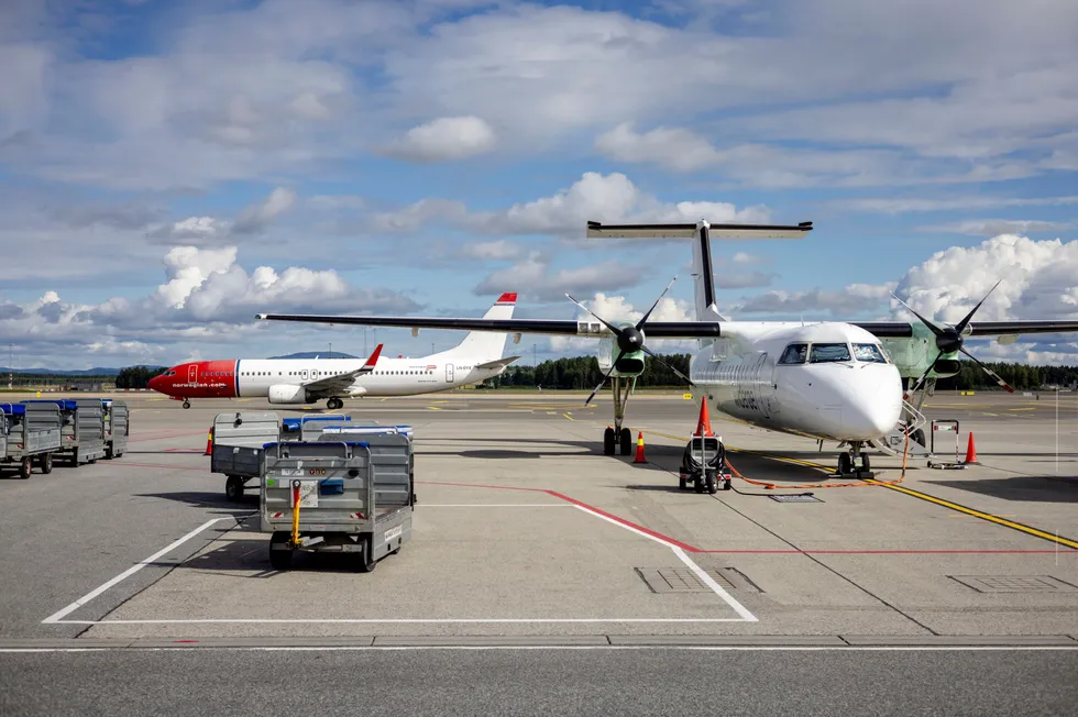 Norwegian- og Widerøe-fly på Oslo lufthavn. Norwegian kjøpte Widerøe tidligere i år.