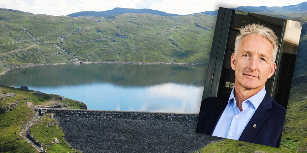 I Lærdal har Østfold Energi sin største vannkraftproduksjon. Her dammen Vasset. Konsernsjef Oddmund Kroken innfelt.