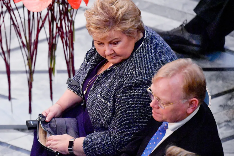 Høyre-leder Erna Solberg og ektemannen Sindre Finnes før utdelingen av Nobels fredspris for 2022 i Oslo rådhus.