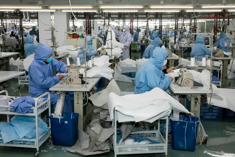 Et stort antall kinesiske fabrikker har holdt stengt siden før kinesisk nyttår. Nå skal de gjenåpne. En fabrikk som tidligere produserte sportsutstyr i Wuxi har skiftet produksjon til å beskyttelsesdrakter for helsepersonell.