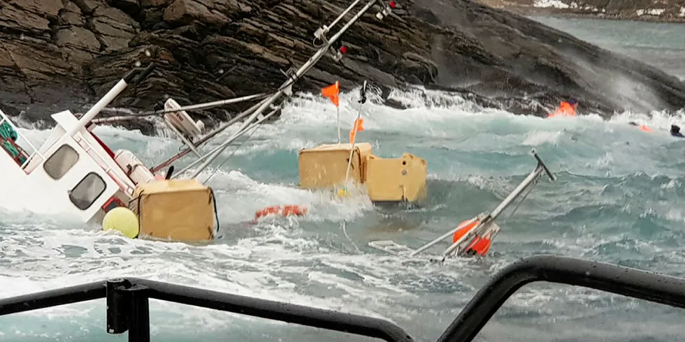 DRAMA I BØLGENE: Det ble dramatisk da sjarken med tre fiskere fikk motorstopp rett før innseilingen til Røst tirsdag ettermiddag. Bildet viser fiskerne i det de klarte å karre seg i land, og ble så berget av mannskapet på redningsskøyta «Stormbull».