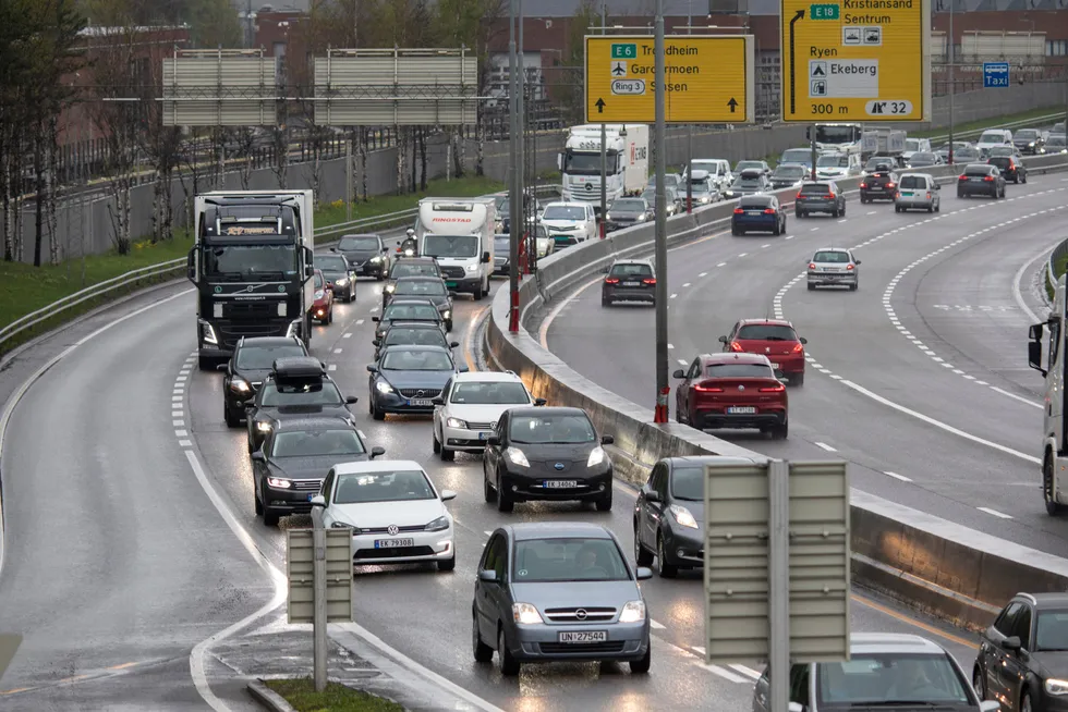 Høyre vil øke veibruksavgiften med 850 millioner kroner for diesel og bensin, skriver artikkelforfatteren.