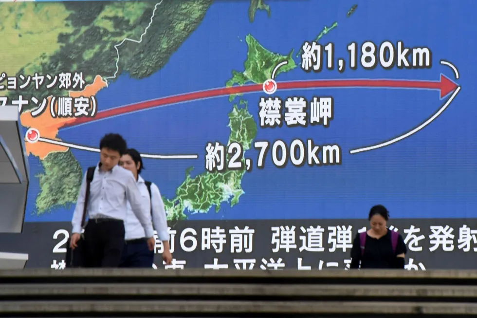 En skjerm i Tokyo viser banen til en rakett skutt opp av Nord-Korea, som fløy over Japan. Dette regnes som en alvorlig provokasjon. Foto: KAZUHIRO NOGI