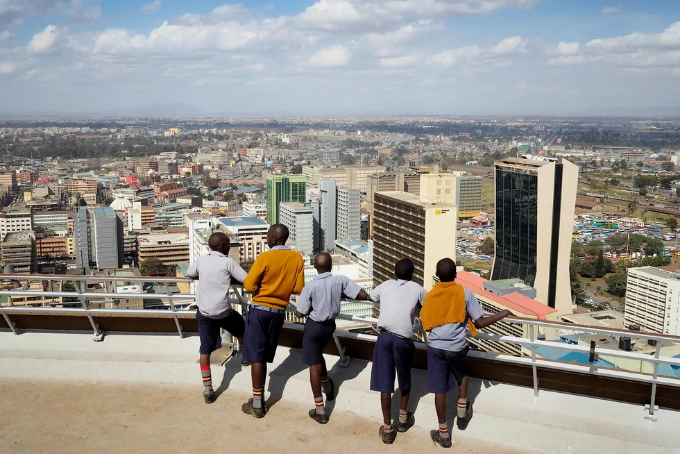 Skolebarn ser utover finansdistriktet i Kenya fra det internasjonale konferansesenteret i Nairobi. Foto: Joe Penney/Reuters/NTB Scanpix