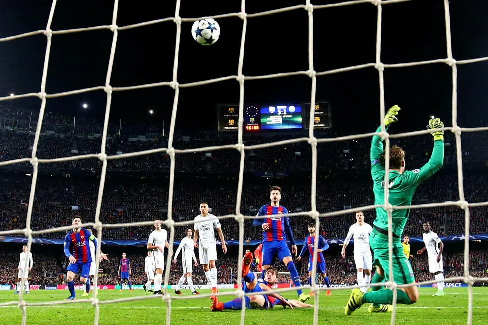Nylig, i en av tidenes villeste mesterligakamper, scoret Barcelonas Sergi Roberto (liggende) det avgjørende målet som sendte den spanske klubben til kvartfinalen i årets Champions League. Foto: Sergio Perez Livepic/Reuters