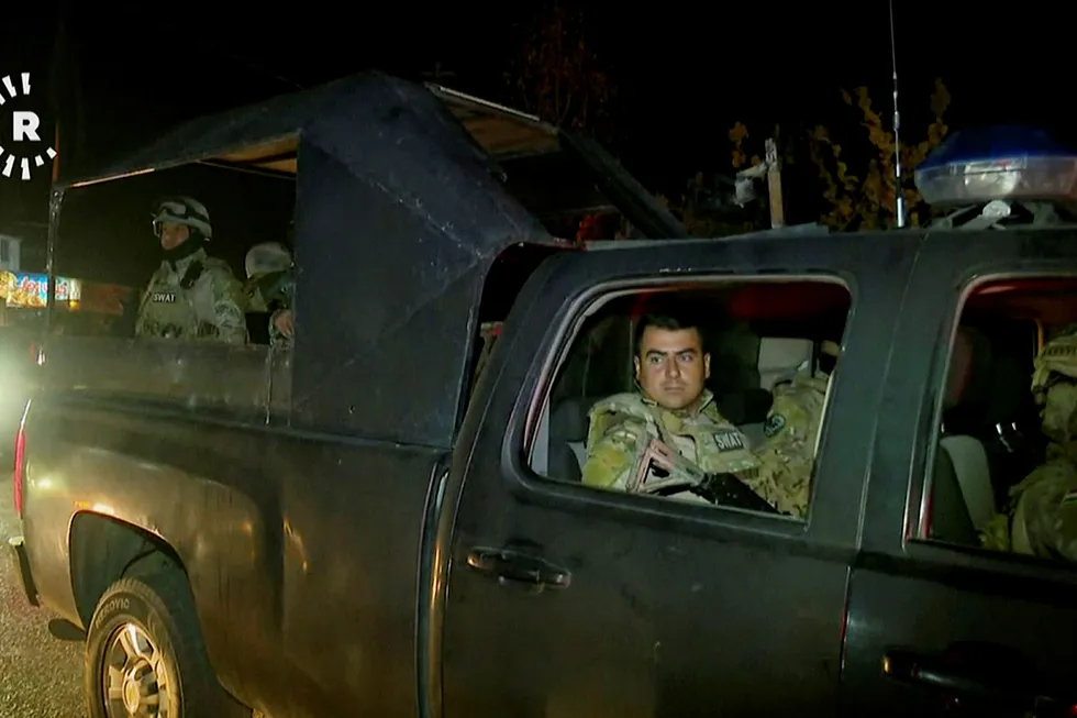 Peshmerkga krigere og frivillige ankommer Kirkuk i Irak mandag 16. oktober. Foto: RUDAW TV via AP