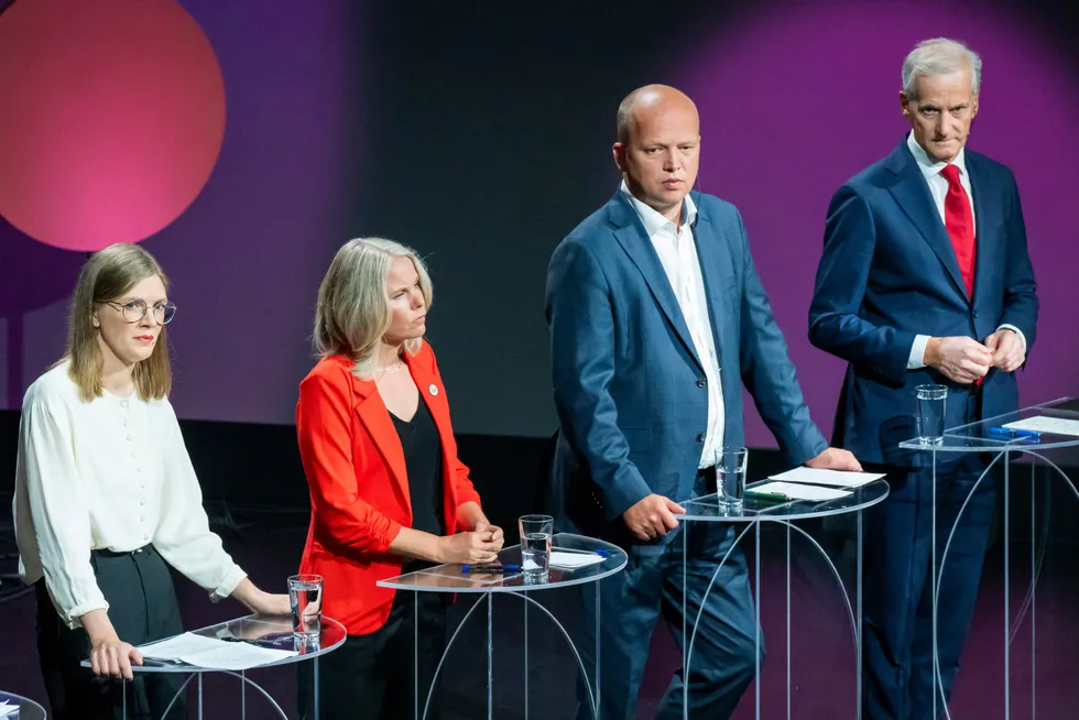 F.v.: Marie Sneve Martinussen, partileder Rødt (R), Kirsti Bergstø, partileder Sosialistisk venstreparti (SV), Trygve Slagsvold Vedum, partileder Senterpartiet (Sp) og statsminister Jonas Gahr Støre (Ap).